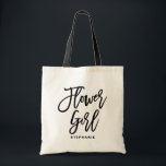 Blütenmädchen Personalisiert Tragetasche<br><div class="desc">Maßgeschneiderte Blume Girl Tote Tasche. Moderne und klassische Totentasche mit schwarzem Schriftzeichen der Blume. Personalisieren Sie diese,  indem Sie den Namen des Empfängers,  den Hashtag der Hochzeit oder andere Details hinzufügen. Ideal als Geschenk für Ihre Hochzeitsfeier oder Ihr Brautparty.</div>