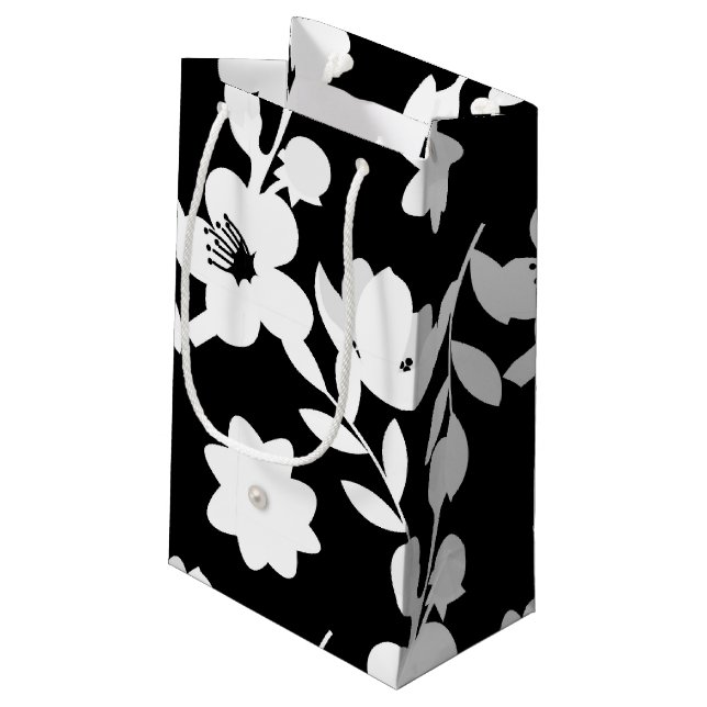Blütenmuster und Perlen in Schwarz und Weiß Kleine Geschenktüte (Rückseite Schrägansicht)