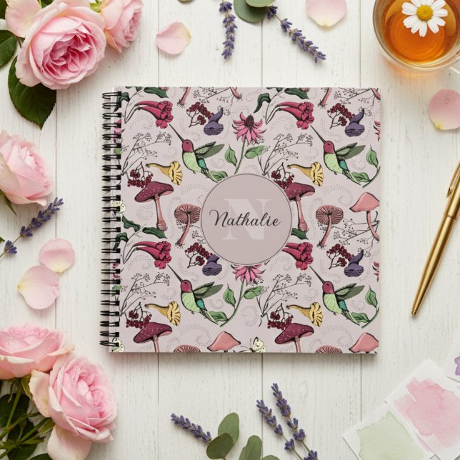 Blütenrosa Hummingvogelmuster Notizbuch (Girly Blush Pink Hummingbird Garden Floral Pattern Notebook Initial & Name in Script, Hand Drawn)