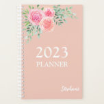 Blütenrosa Planer<br><div class="desc">Dieser mädchenhafte Planer ist mit einem Aquarellbouquet aus Rose und Blättern in Rosa-, Rosa- und Grüntönen auf einem goldenen Hintergrund der Rose dekoriert. Einfache Anpassung an das Jahr und Ihren Namen. Ändern Sie mithilfe des Entwurfstools die Textgröße, den Stil oder die Farbe. Wenn wir unsere Kunstwerke erstellen, werden Sie dieses...</div>