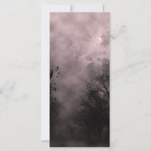 Blutroter Spuk Himmel mit Raben