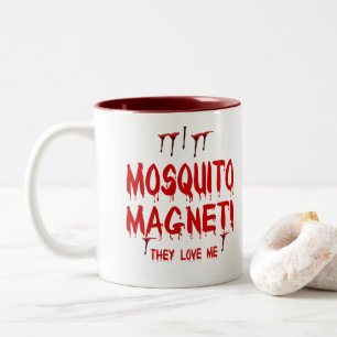 Bluttriefender Moskitomagnet Sie lieben mich Zweifarbige Tasse