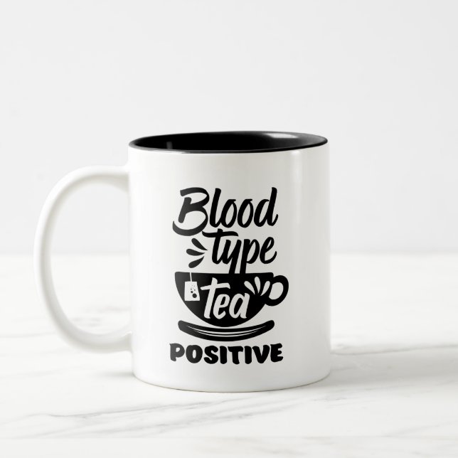Bluttyp Tee Positive Funny Tee Lover Puns Zweifarbige Tasse (Links)