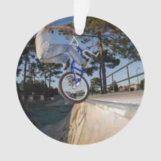 BMX bleu équilibrant sur le rebord