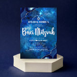 B'nei Mitzvah Modern Blue Agate Watercolor Script Einladung<br><div class="desc">Seien Sie stolz, freuen Sie sich und präsentieren Sie diesen Meilenstein Ihres Lieblings-B’nei Mitzvahs! Versenden Sie diese coole, einzigartige, moderne, personalisierte Einladung für eine Veranstaltung, an die Sie sich erinnern können. Die Typografie der weißen Schrift und der Star of David überlagern einen tiefblauen, galaxischen Aquarellhintergrund mit Stahlblau-Age mit silbernen Imitaten...</div>