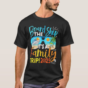 Board the Ship Es ist eine Familienreise 2025 Grou T-Shirt