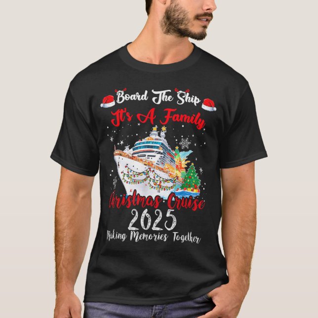 Board The Ship It's A Family Christmas Cruise 2025 T-Shirt (Vorderseite)