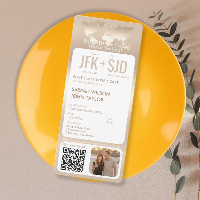 Boarding Pass Flugzeug Ticket Hochzeit in Urlaubso Einladung (modern elegant gold boarding pass wedding invitation with a photo and qr code)