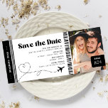 Boarding Pass Save the Date Ticket<br><div class="desc">Moderne Boarding passieren Hochzeitskarte mit einem schlichten, weißen Hintergrund, der in jede beliebige Farbe verändert werden kann, einem Foto des verlobten Ehepaares, einem Flugzeug mit einem Herzkreislaufpfad und einer personalisierten Save the Date Vorlage, die leicht zu personalisieren ist.</div>