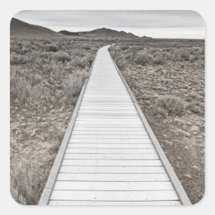 Boardwalk durch die Wüste Quadratischer Aufkleber