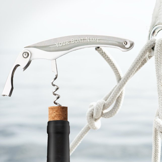 Boat oder Beach House Corkschraube Flaschenöffner Kellnermesser (A wine corkscrew bottle opener featuring a silvery fishlike design in soft colors)