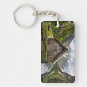 Boathouse dans le lac Obersee dans les Alpes en Al