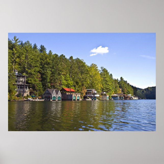 Boathouses on a Beautiful Lake Poster (Vorne)