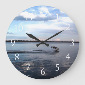 Boating in the Kingston lake, Ontario. Große Wanduhr