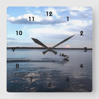 Boating in the Kingston lake, Ontario. Quadratische Wanduhr