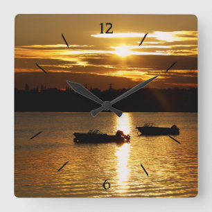 Boats and Fiery Sky Quadratische Wanduhr