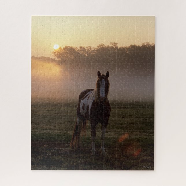 Bob Langrish | Paint Horse Stehend Mist Sunrise (Vertikal)