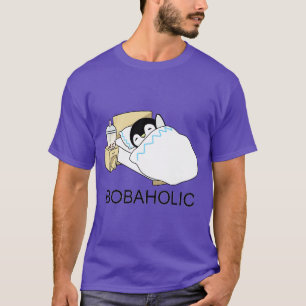 Bobaholic Little Pinguin g im Bett mit einem Boba T-Shirt