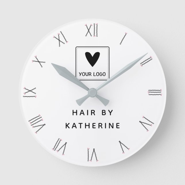 Bobby Button Roman Numerals Hair Salon Name Logo Runde Wanduhr (Vorderseite)