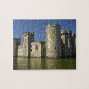 Bodiam Castle (1385), reflektiert im Wassergraben,