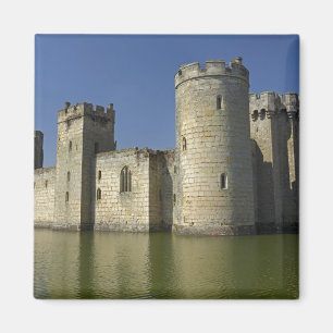 Bodiam Castle (1385), reflektiert im Wassergraben, Magnet