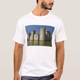 Bodiam Castle (1385), spiegelt sich im Burggraben, T-Shirt