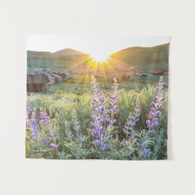 Bodie-GeisterstadtLupines am Sonnenuntergang Wandteppich (Vorderseite (Horizontal))