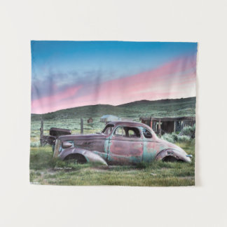 Bodie verrostete Auto am Sonnenuntergang Wandteppich