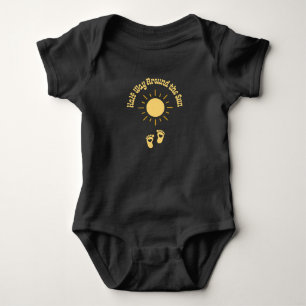 Body À mi-chemin autour du Soleil, tenue de nouveau-né