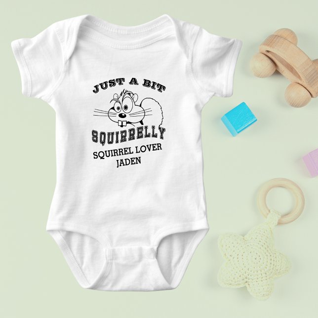 Body Aimer l'écureuil Nom de l'art noir (Squirrel Love Squirrelly Black Art Name White Baby Bodysuit)