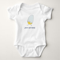 Bébé mignon à l'éclosion poussin genre neutre