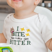 Bébé qui fait ses dents mord les gens et les rend