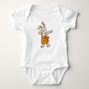 Body Bunny comme coiffeur avec peigne et ciseaux