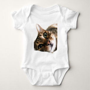 Body Chat mignon du Bengale se situant dans le T-shirt