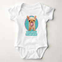 Chiot mignon avec la tétine