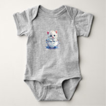 Combinaison bébé avec chaton dans une tasse fleurs