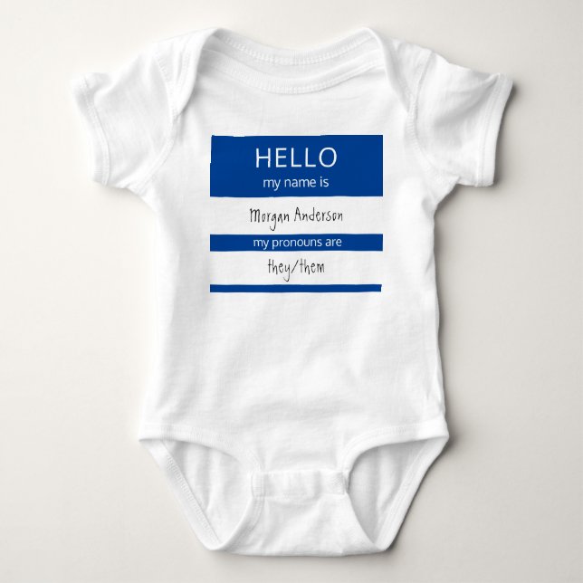 Body Custom HELLO Mon Nom Pronounouns Est Un Insigne (Devant)
