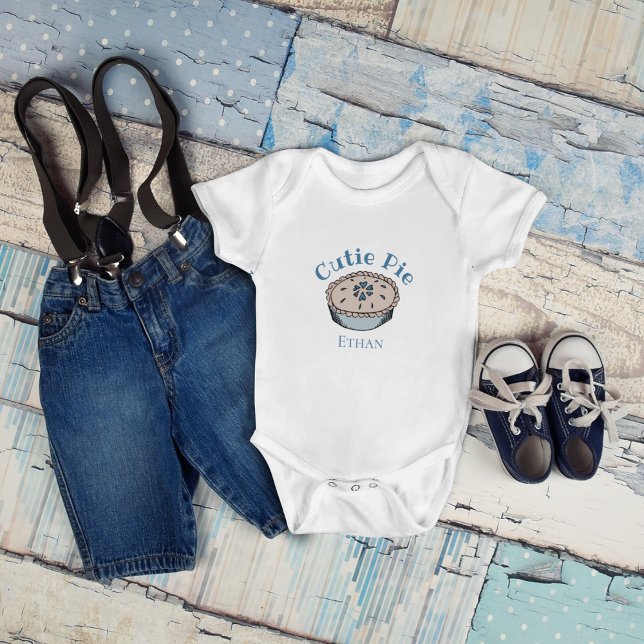 Body Cute Blue Cutie Pie Bébé Garçon (Cute Personalized Baby Name "Cutie Pie" Baby Boy Bodysuit. Hand-Drawn Blueberry Pie. )