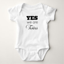 Des idées jumelles de cadeau de bébé 'oui nous