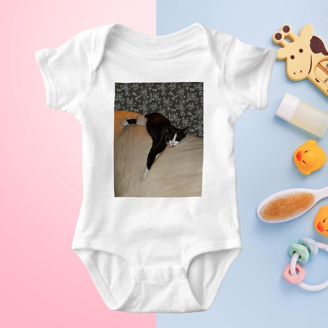 Body Dormir sur le dessus du canapé bébé rameper (Cat Sleeping on top of Couch Infant Creeper)