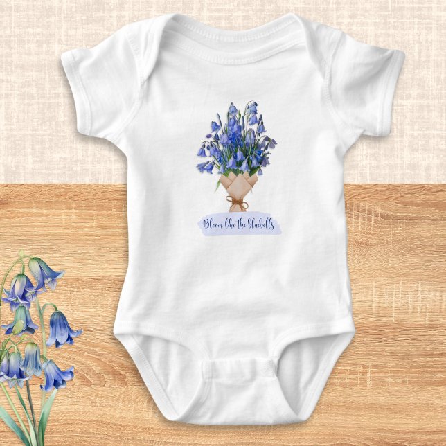 Body Fleur Comme Les Bluebells Jolies Fleurs Bleues (A cute baby bodysuit with bluebells picture and 'Bloom like the bluebells' wording)
