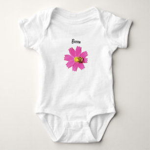 Body Fleur de cosmos rose vif avec une abeille personna
