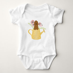 Body Goldendoodle Dans La Poubelle D'Arrosage