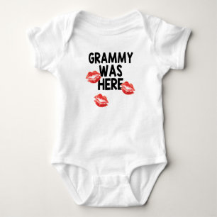 Body Grammy était embrasse ici la combinaison de bébé