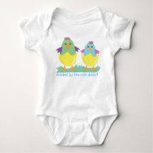 Haché par deux poussins mignons