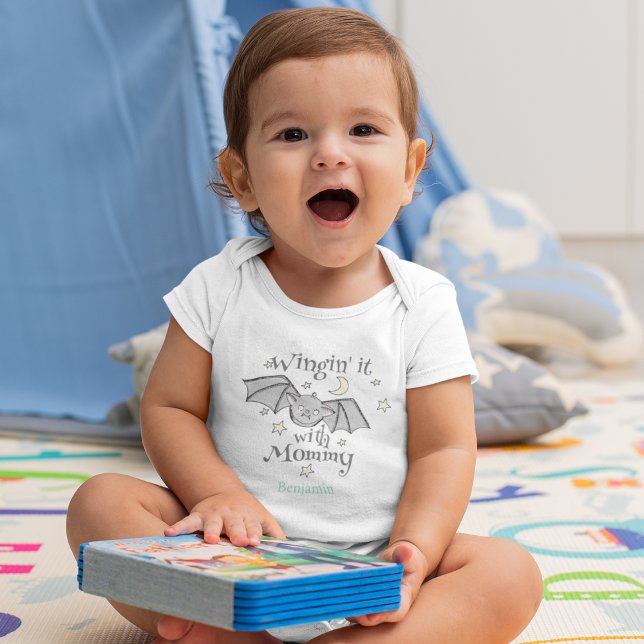 Body Halloween bébé garçon chauve-souris mignon (Cute "Wingin' it with Mommy" Baby Boy First Halloween Baby Bat with Custom Name in Blue Bodysuit.)