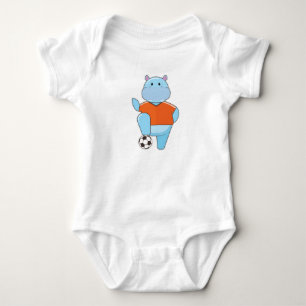 Body Hippo comme joueur de football avec balle de footb