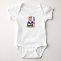 Jolie Fille Lisant des Livres et Vêtement de Bébé