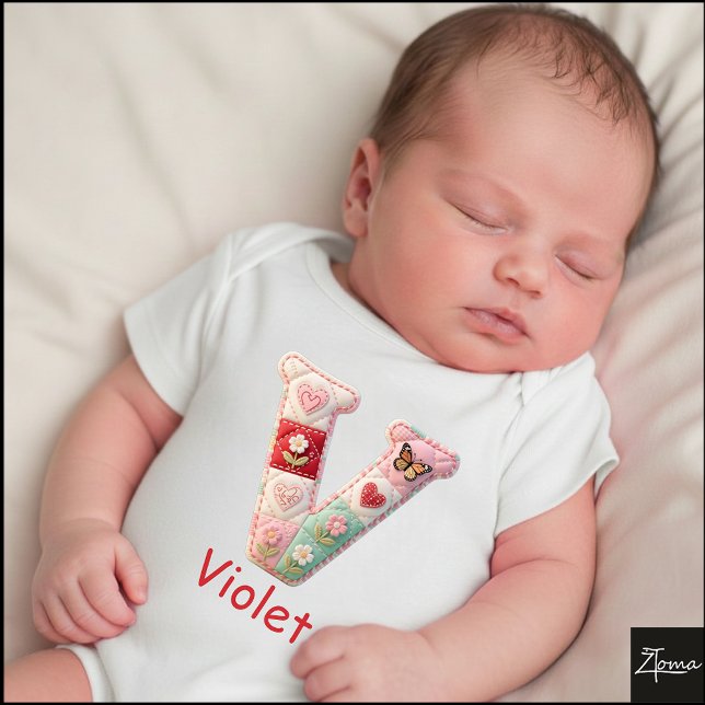 Body Lettre V initiale en patchwork matelassé pour la n (This is a sample design. There are several models to choose from, with the name and color changed.)