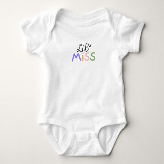 Body Lettres colorées et amusantes sur cette Lil' Miss.